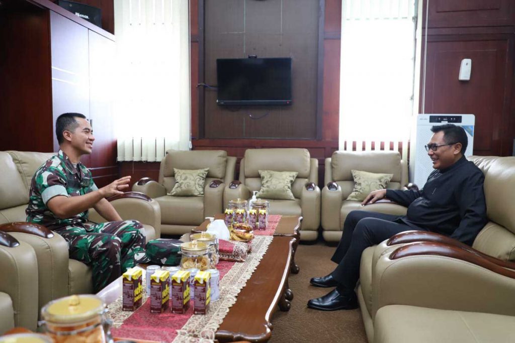 Dandim 0833 berbincang bersama Wawali Kota Malang. (ist) - Akrabkan Diri, Dandim 0833 Silaturahmi ke Wali Kota dan Wawali Kota Malang