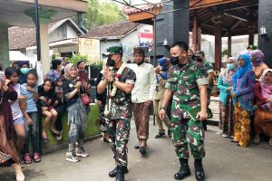 Dandim 0833 menyapa warga Kampung Pancasila Lowokwaru. (ist) - Bumikan Nilai-nilai Pancasila, Dandim 0833 Kota Malang Resmikan Kampung Pancasila Tlogomas