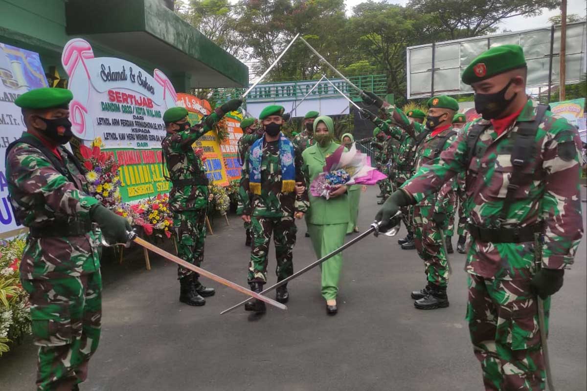 Dandim bersama istri, disambut pedang pora anggota Kodim 0833 Kota Malang. (rhd) - Dandim 0833 Letkol Kavaleri Heru Wibowo Sofa, Siap Bersinergi Semua Pihak