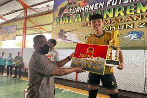 Danrem 083/Bdj, Kolonel Inf Yudhi Prasetiyo, beserta jajarannya menyerahkan hadiah kepada peserta. (ws5) - Piala Danrem 083/Bdj 2022, Siapkan Bibit Unggul Untuk Liga Santri