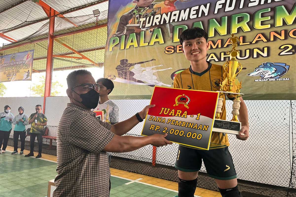Danrem 083/Bdj, Kolonel Inf Yudhi Prasetiyo, beserta jajarannya menyerahkan hadiah kepada peserta. (ws5) - Piala Danrem 083/Bdj 2022, Siapkan Bibit Unggul Untuk Liga Santri