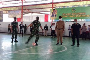 Danrem 083/Bdj menendang bola sebagai penanda kick off Turnamen Futsal Piala Santri se-Malang Raya 2022. (ist) - Danrem 083/Bdj Buka Turnamen Futsal Antar Santri se-Malang Raya 2022