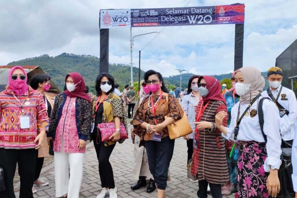 Delegasi W20 didampingi Pramuwisata, berkeliling di Mall bunga Desa Sidomulyo. (ist) - Dilibatkan Event W20, Pemandu Wisata Batu Bangga dan Bersyukur