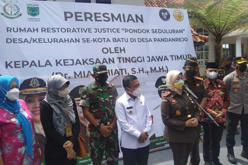 Kajati Jatim Resmikan Rumah Restorative Justice Kelurahan se-Kota Batu 3 Doorstop Kajati Jatim dengan media, usai acara peresmian. (ws3) - Kajati Jatim Resmikan Rumah Restorative Justice Kelurahan se-Kota Batu