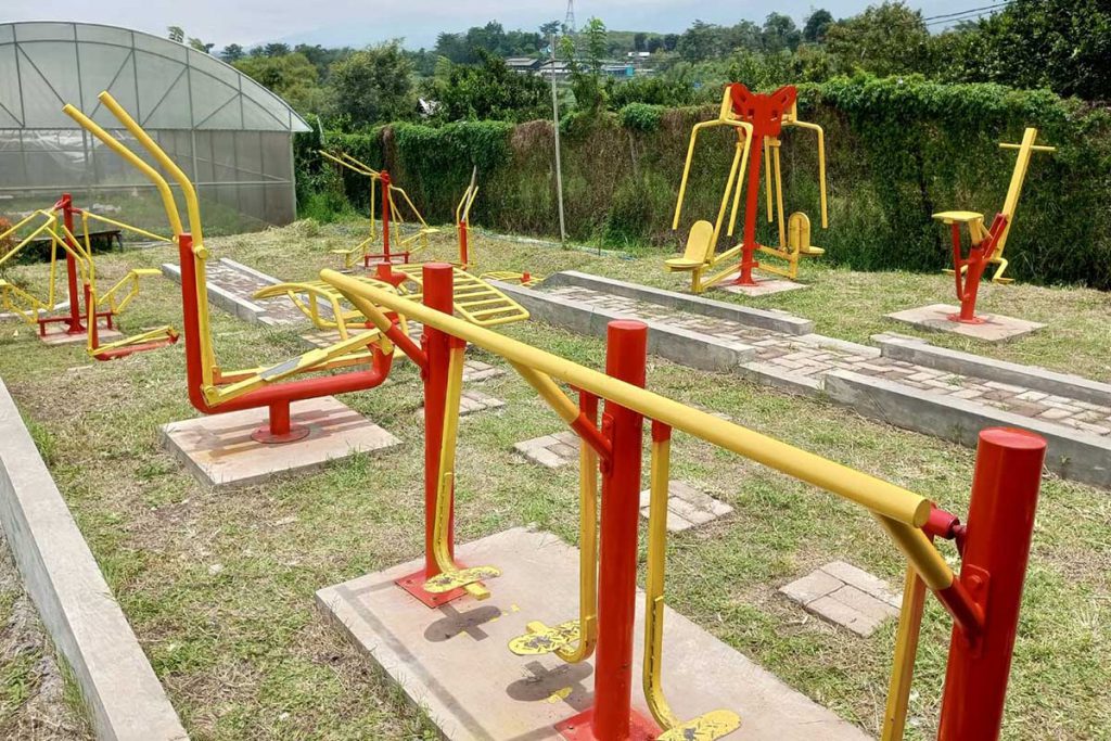 Fasilitas peralatan fitness outdoor diberikan pada pemuda desa. (ws3) - Reses di Batu, Anggota DPR-RI Ahmad Basarah Serahkan Bantuan Fitness Outdoor