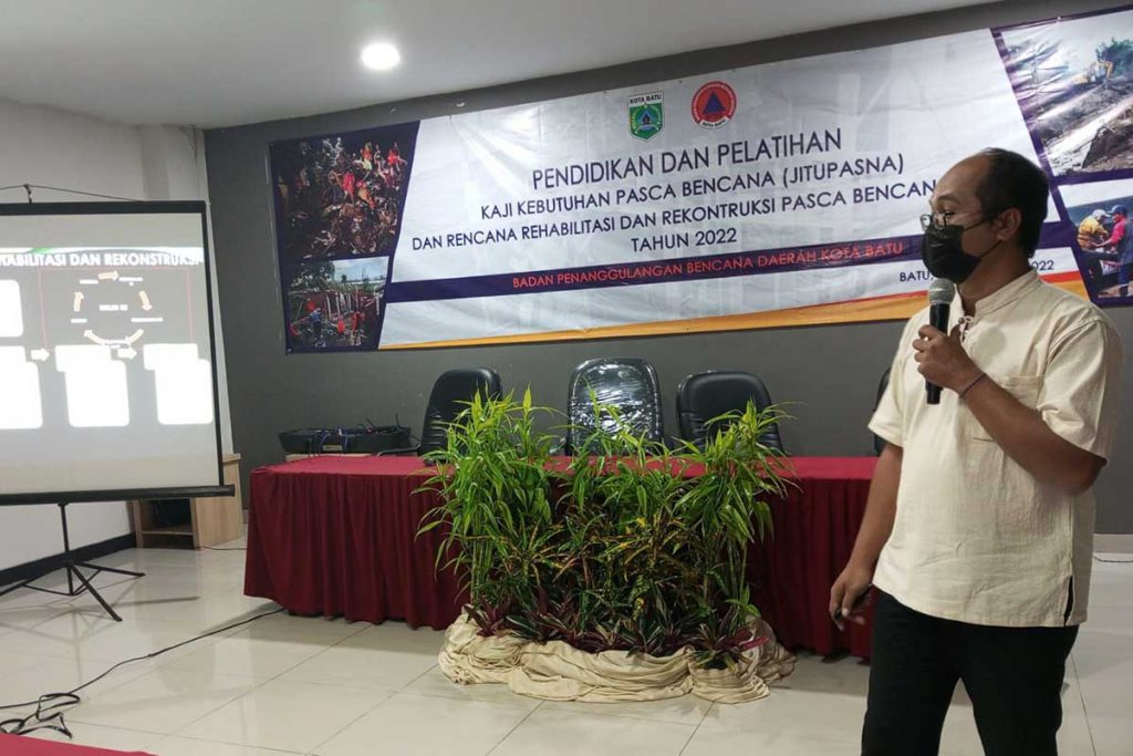 Fasilitator pendidikan kebencanaan dari Pujiono Center Yogyakarta, Yugyasmono. (ws3) - Rehabilitasi dan Rekonstruksi Banjir Bandang Batu, BPBD Siapkan Jitupasna dan R3P