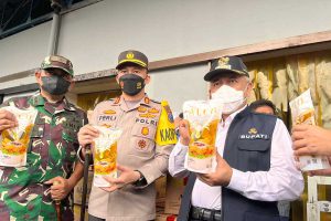 Forkopimda Kabupaten Malang melakukan sidak di pabrik repackaging. (ws5) - Pastikan Stok Migor Aman, Forkopimda Kabupaten Malang Kunjungi Pabrik