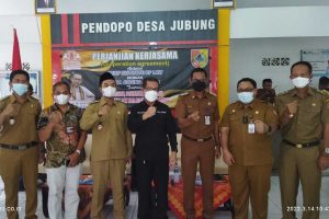 Foto bersama pakar hukum Universitas Jember Prof Dr M Arief Amrullah, dengan Kepala Desa Jubung Bisma Perdana setelah MoU. (yas) - Arief Institute of Law Jalin Kerjasama dengan Pemdes Jubung