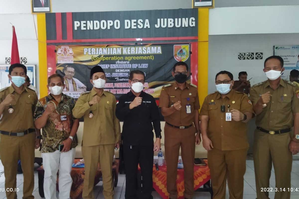 Foto bersama pakar hukum Universitas Jember Prof Dr M Arief Amrullah, dengan Kepala Desa Jubung Bisma Perdana setelah MoU. (yas) - Arief Institute of Law Jalin Kerjasama dengan Pemdes Jubung