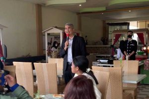 GM Hotel Zam-zam Batu, Rudy Rinanto, membuka acara. (ws3) - Tepis Anggapan Wisata di Batu Mahal, Pelaku Wisata Batu Bersinergi