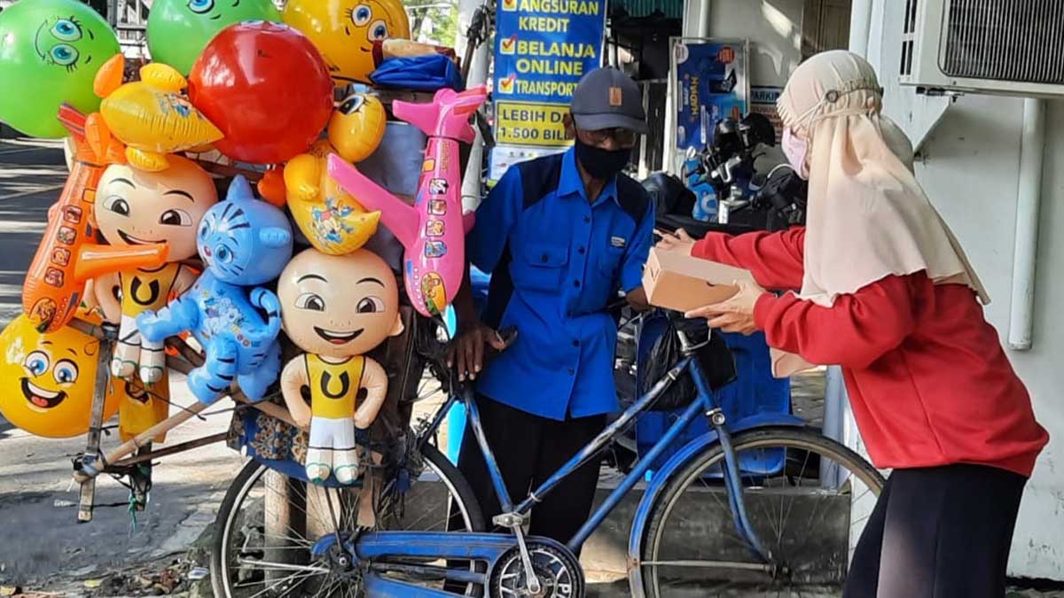 Pemberian paket bantuan yang berisi Sembako dan makanan tersebut, dilakukan di beberapa titik di wilayah Kota Kediri. (Memo X/im-ji) - Gerakanberbagi Indonesia Hebat Indonesia Sehat Bagikan Sembako