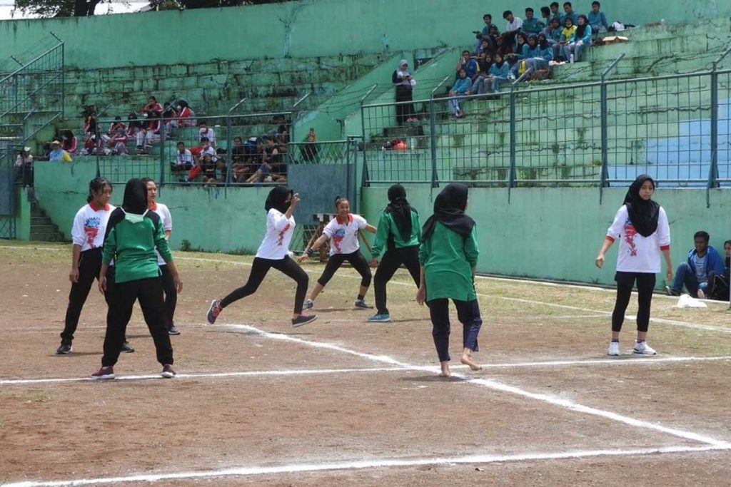 Gobak sodor atau permainan Hadang dalam Lomba Olahraga Tradisional. (ist) - Jelang HUT 108 Kota Malang, Pemkot Malang Gelar Lomba Olahraga Tradisional
