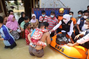 TINJAU BANJIR: Gubernur Jatim Khofifah Indar Parawansa saat meninjau Desa Sudemangan, Kecamatan Pademawu, Pamekasan, Rabu (2/3) - Atasi Banjir Pamekasan, Gubernur Jatim Kerahkan Semua Sumber Daya