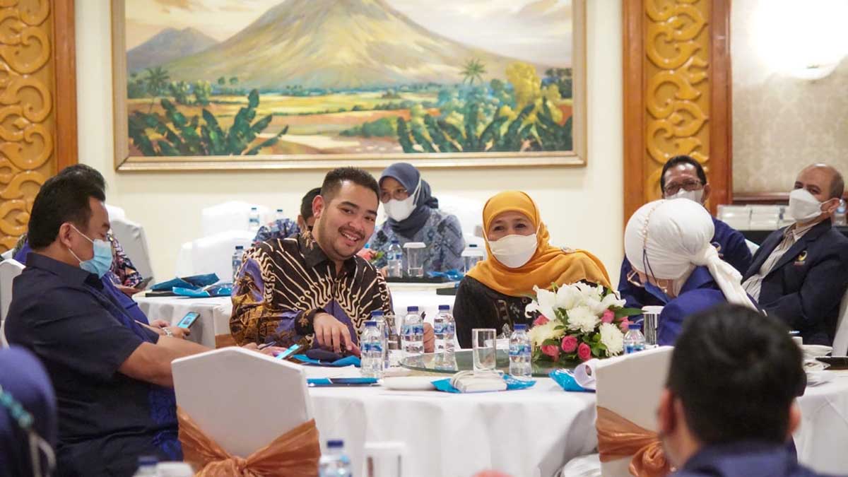 SILATURAHMI: Gubernur Jatim saat temu silaturrahim bersama beberapa kepala daerah dan kader Nasdem dengan Ketum Partai Nasdem Surya Paloh di Hotel Shangri-La Surabaya, Selasa (1/3) malam - Sektor Pertanian Jadi Tumpuan Utama Pemulihan Ekonomi