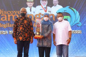 Gubernur Khofifah Terima Dua Penghargaan dalam Ajang PWI Jatim Award 2022 - Ingatkan Pentingnya Sinkronisasi Das Sollen dan Das Sein