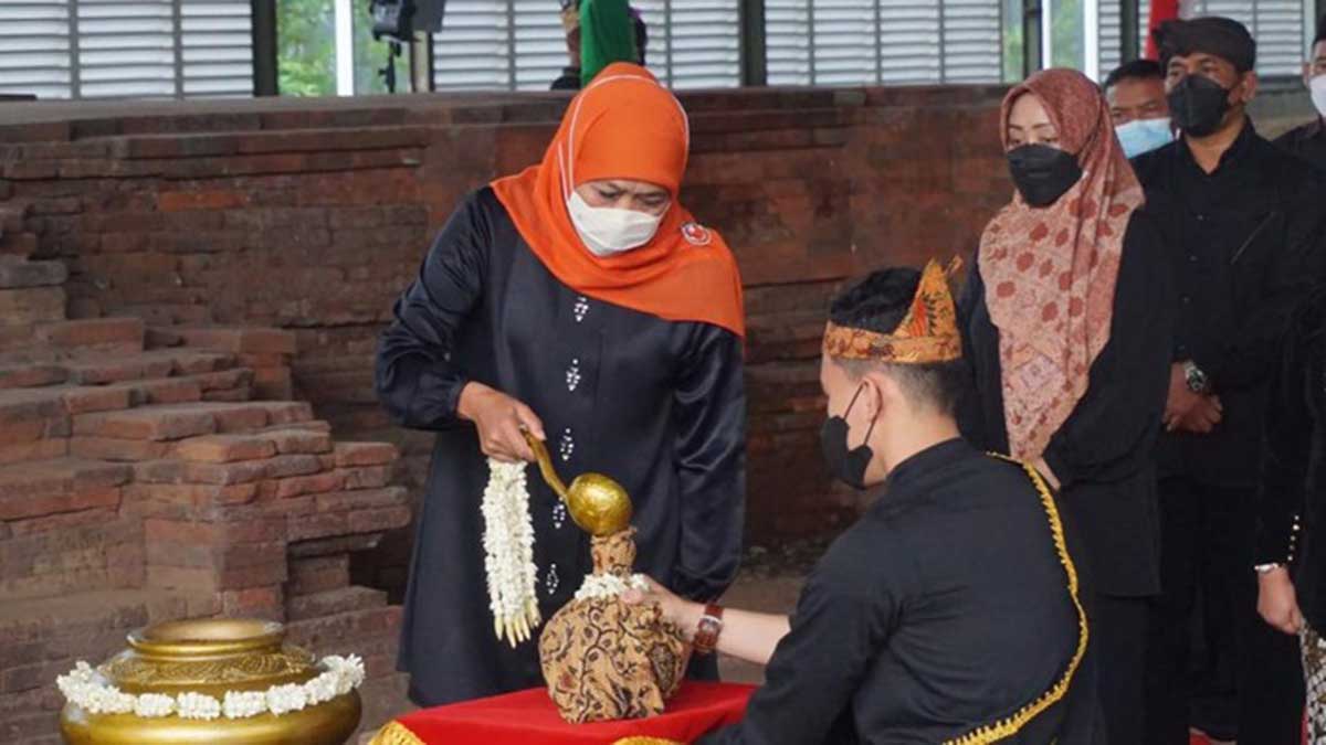 Gubernur Khofifah mengambil air di kawasan Mojopahit. (ist) - Ikut Kemah di Titik Nol IKN, Khofifah Bawa Air Kerajaan Majapahit