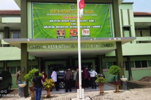Guru dan wali murid datangi Kantor Kemenag Jember. (yas) - Tanya Kepastian, Guru dan Wali Murid MTs NU Al Badar Datangi Kemenag