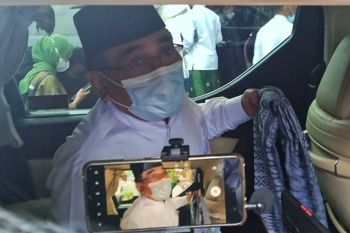 Gus Yahya ditemui selepas memberikan orasi kebangsaan di Pondok Pesantren Mahasiswa Al-Hikam. (jaz) - Gus Yahya Bersikap 'Manut' Soal Diperbolehkannya Tarawih