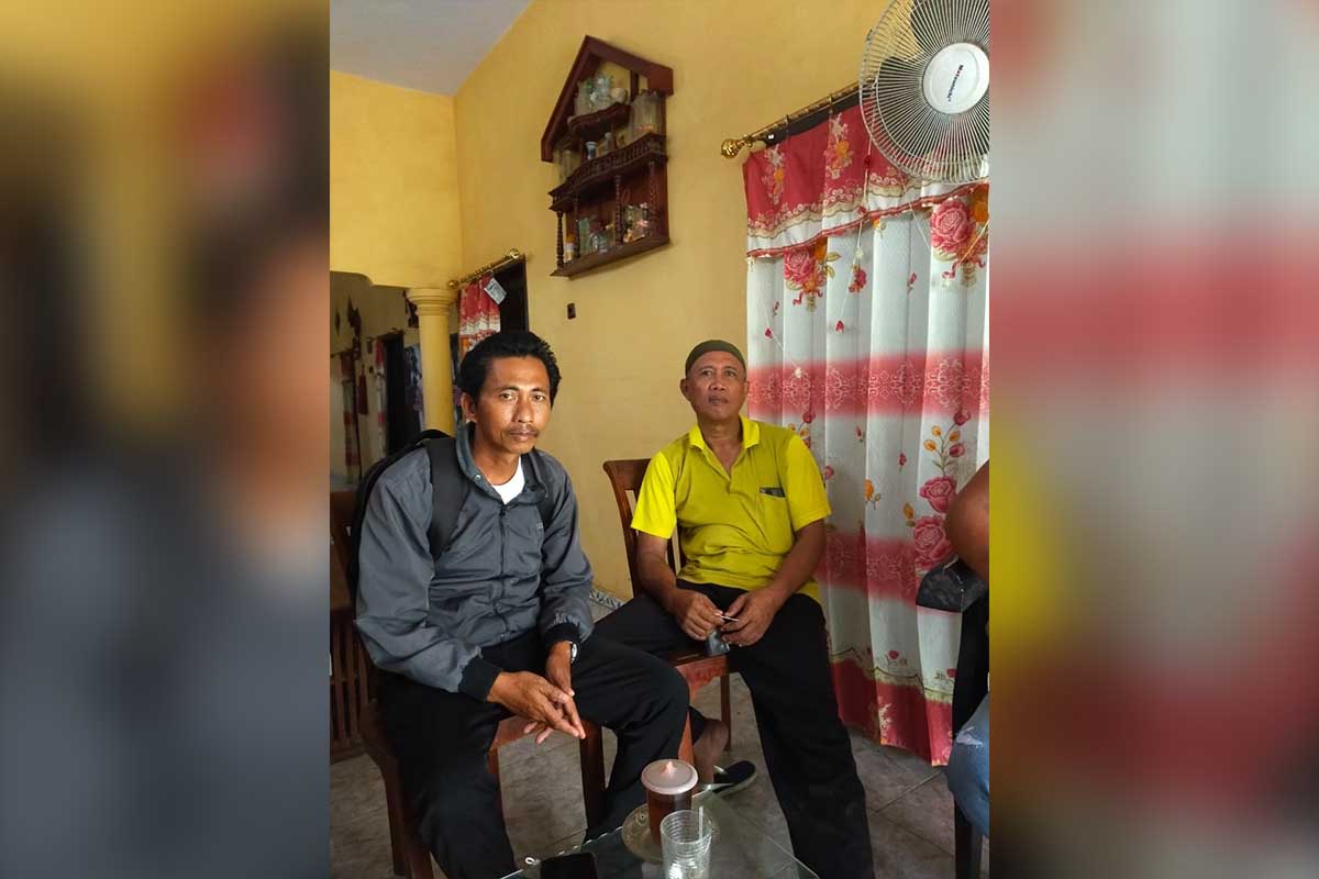 H. Angrina (kaos kuning) bersama Dadang Supandi salah satu saksi pelapor, saat ditemui SERU.co.id - Angrina Desak Polresta Banyuwangi Tindak DidugaTujuh Orang Penyerobot Tanah Miliknya