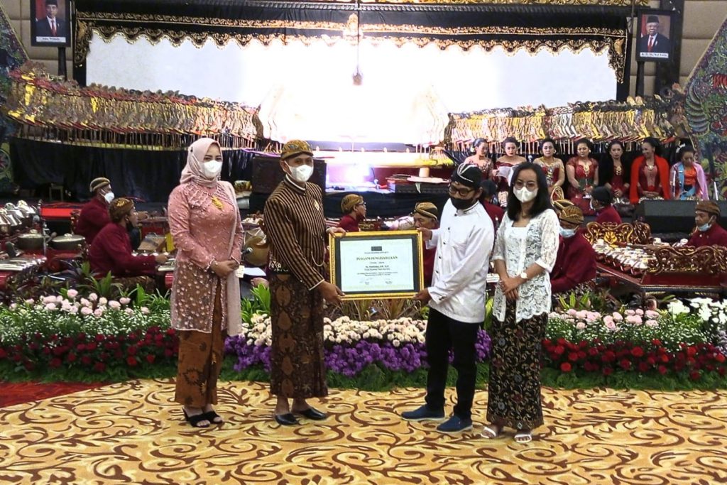 Kajari menerima Piagam Penghargaan dari Dewan Kesenian Kota Batu.