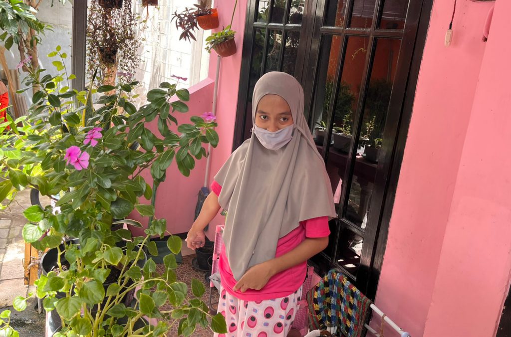 Pemilik rumah sekaligus yang menemukan bayi pertama kali, Puspa (22) menunjukkan lokasi penemuan bayi kepada awak media.