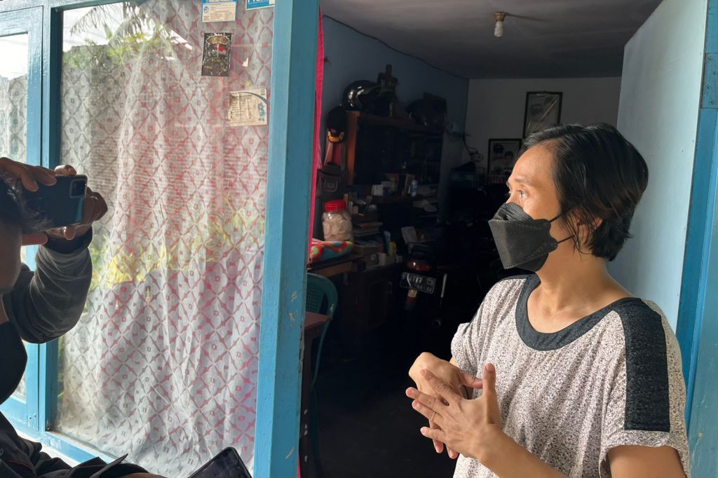 Bidan, Okirahayu (43) saat menjawab pertanyaan awak media.