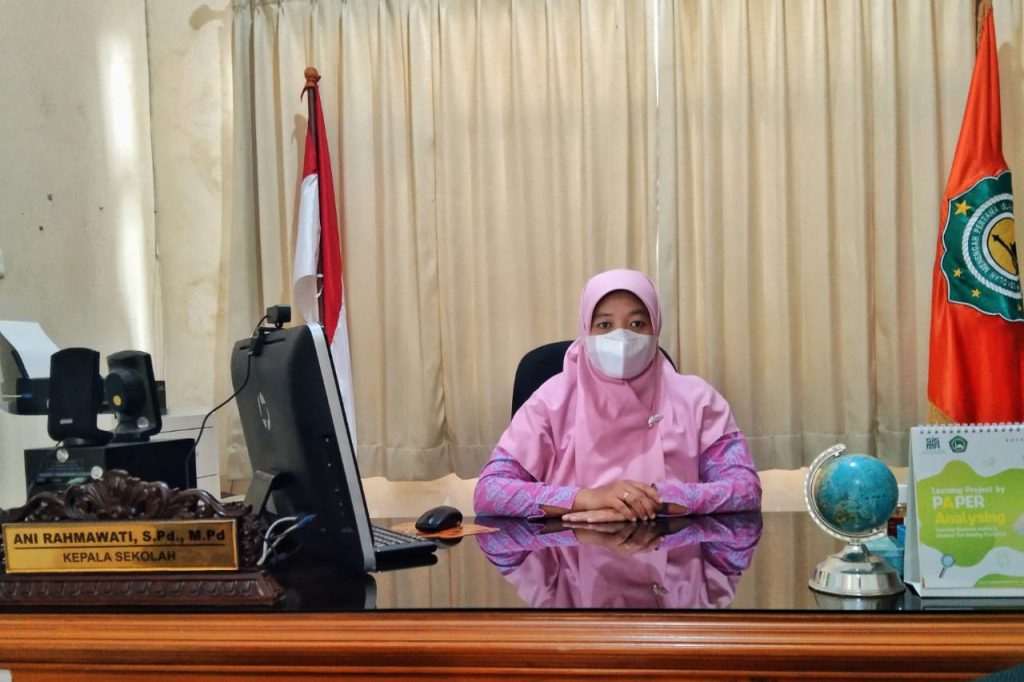 Kepala SMP Islam Sabilillah, Ani Rahmawati SPd MPd, ditemui di ruang kerjanya.