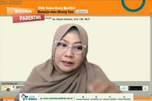 Pemateri Webinar Parenting, dr Aisah Dahlan Cht CM NLP.