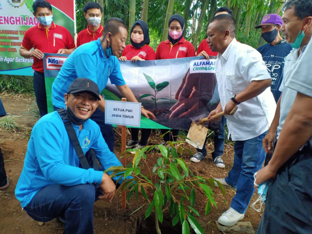 Ketua PWI Jatim didampingi Pengurus PWI Malang Raya menanam pohon.