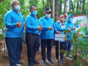 Bupati Malang Sanusi bersama jajaran Perumda Tirta Kanjuruhan, usai menanam pohon.