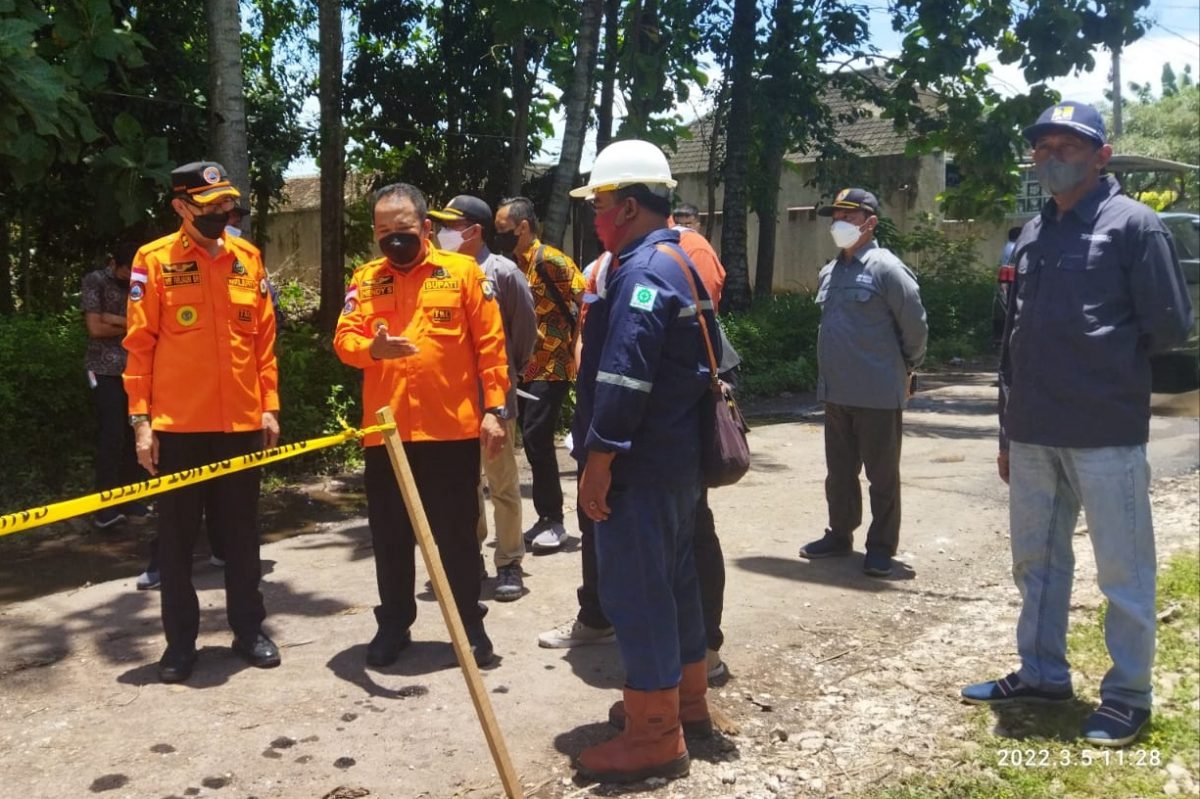 Bupati Jember Hendy Siswanto, didampingi Wabup Gus Firjaun, meninjau pekerjaan multiyears start lintas ruas Jombang-Cakru-Paseban.