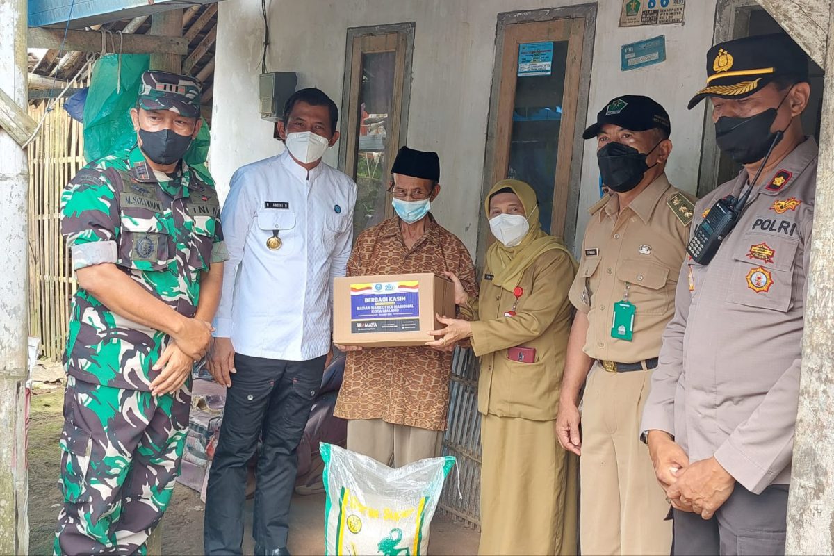 Salah satu warga tidak mampu menerima bantuan sembako.