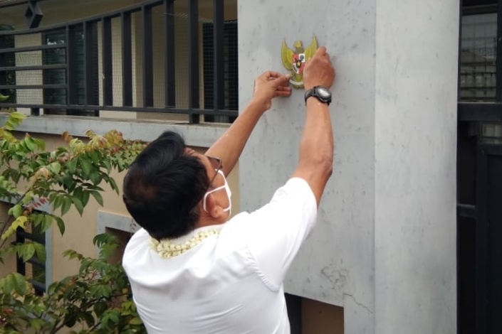 Jenderal TNI (Purn) Dr H Moeldoko, SIP, menempel lambang Garuda di salah satu rumah warga.