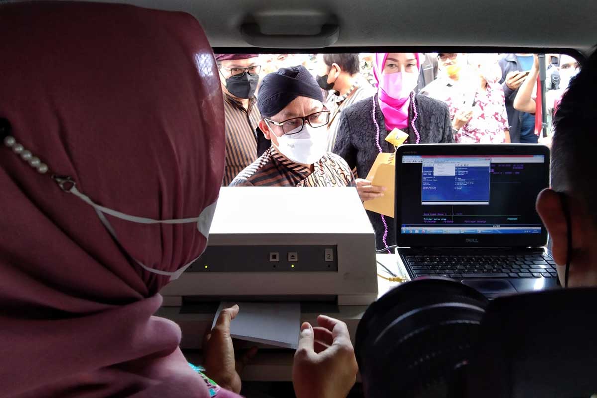 Ilustrasi Walikota Malang, Drs H Sutiaji melihat pembayaran pajak secara mobile. (jaz) - Hampir Triwulan Pertama Pajak Kota Malang Masih Rp77 Miliar