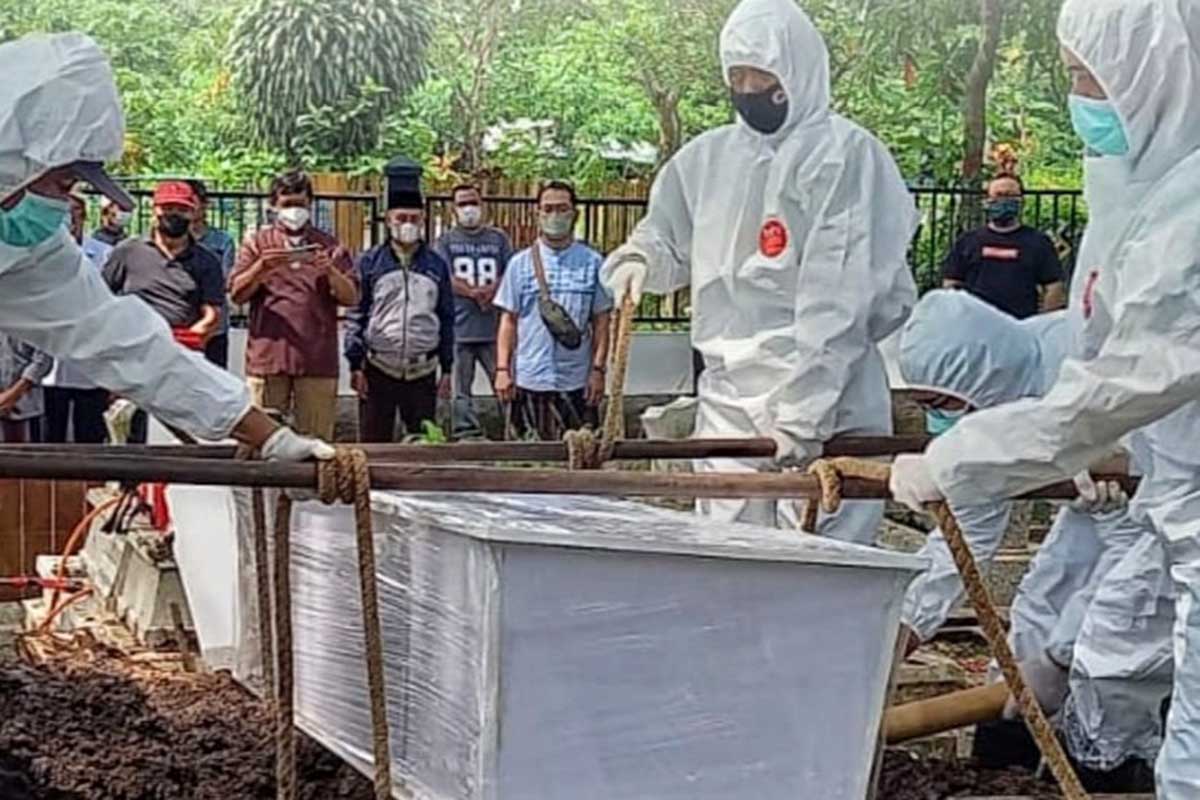 Ilustrasi pemakaman menggunakan protokol covid-19. (ist) - UPT Pemakaman Belum Tambah Petugas, Meski Jenazah Kasus Covid-19 Naik