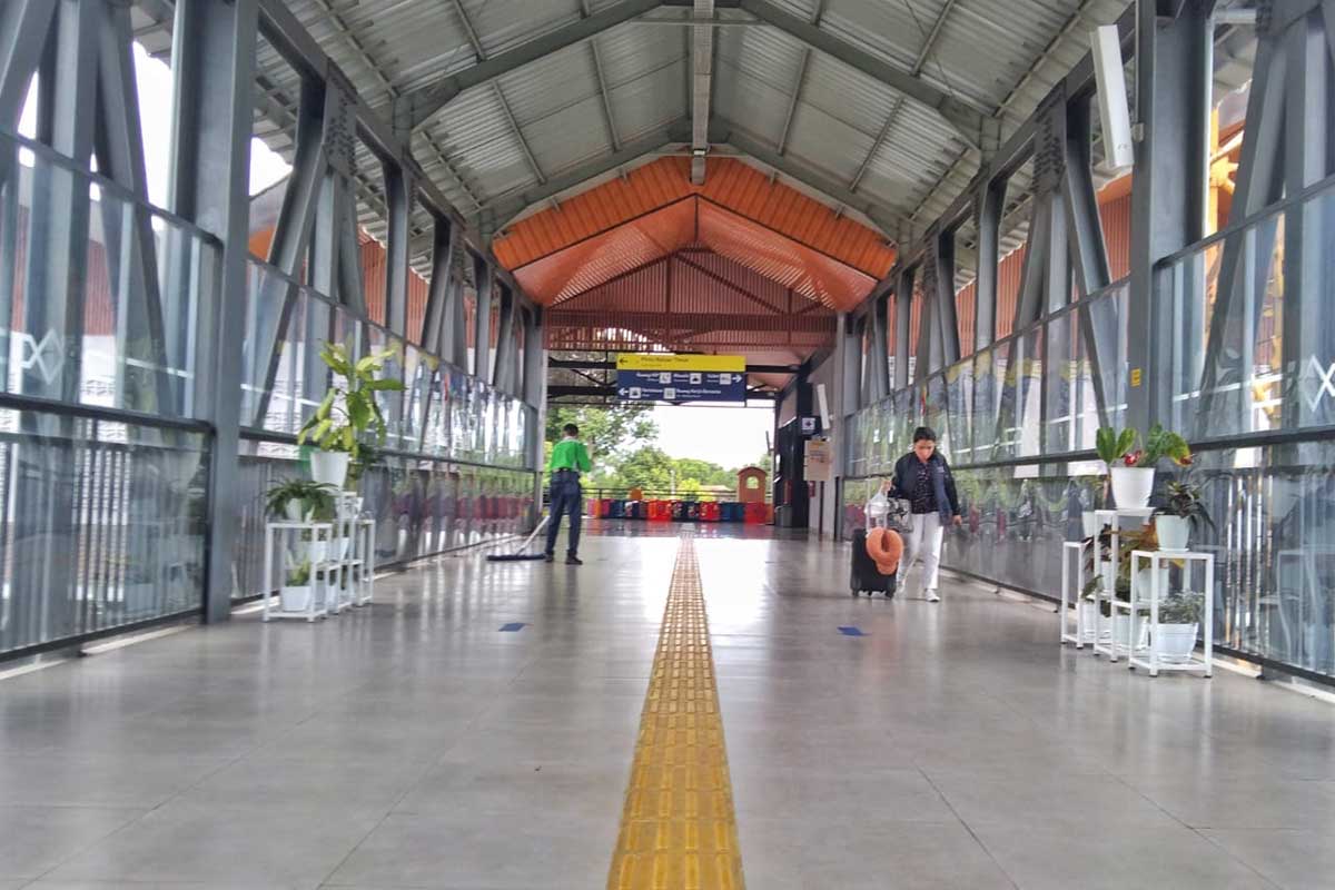 Ilustrasi penumpang di Stasiun Kota Baru di sisi timur KA Jarak Jauh. (jaz) - Vaksin Lengkap, Penumpang Jarak Jauh KAI Tak Perlu Antigen