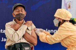 Ilustrasi vaksinasi kepada lansia. (jaz) - Capaian Rendah, Kota Malang Percepat Vaksinasi Lansia Hingga RT/RW