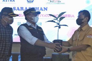 Ir H Sofyan Edi menerima secara simbolis tanaman dari PT Astra. (jaz) - TPA Supit Urang Mendapat Tanaman Langka dari PT Astra