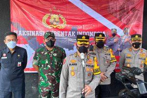 Irwasda Polda Jatim, Kombes Pol Mohamad Aris, memberikan keterangan kepada awak media. (ws5) - Gempur Percepatan Vaksinasi Covid-19, Polres Malang Laksanakan Vaksinasi Serentak Indonesia