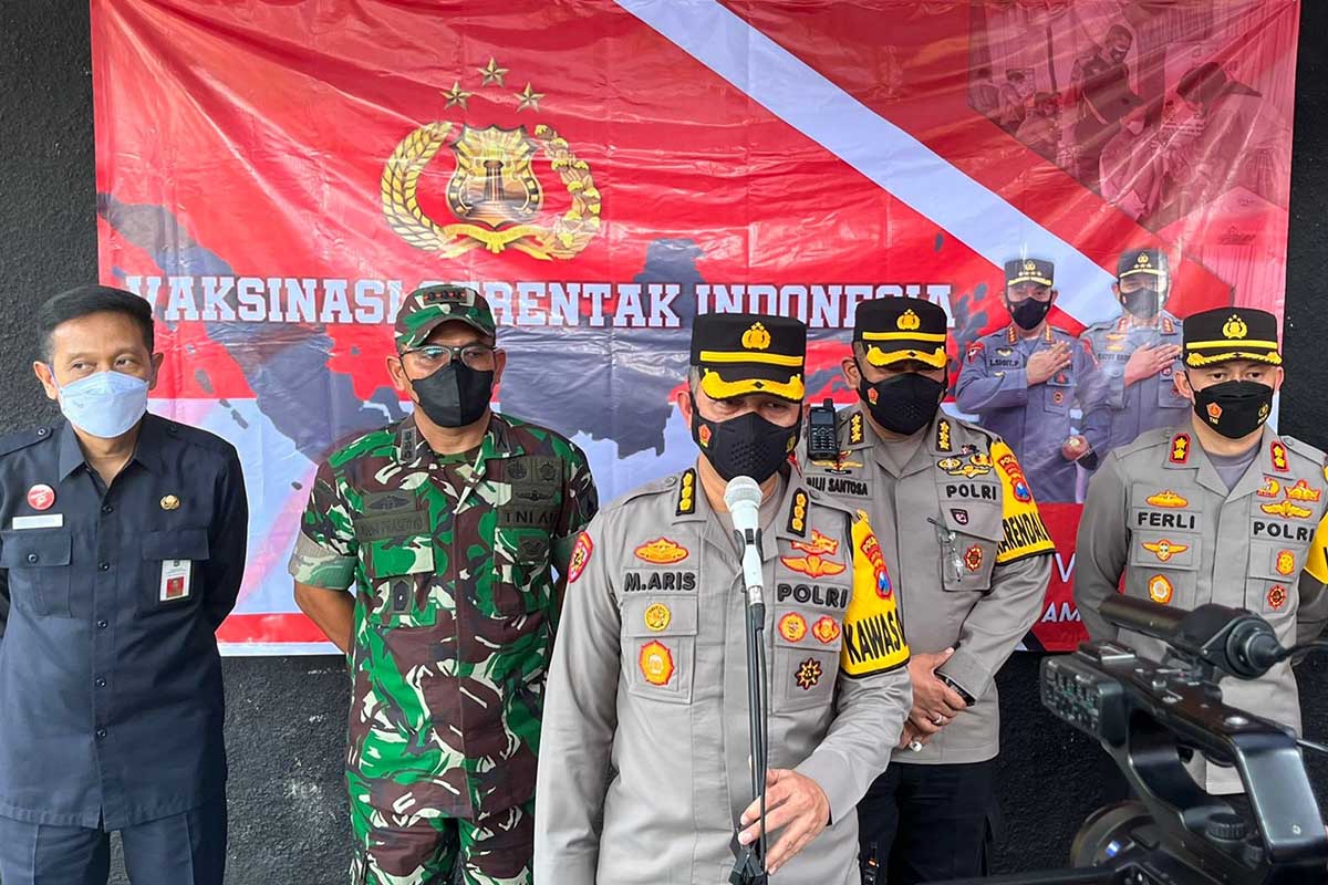 Irwasda Polda Jatim, Kombes Pol Mohamad Aris, memberikan keterangan kepada awak media. (ws5) - Gempur Percepatan Vaksinasi Covid-19, Polres Malang Laksanakan Vaksinasi Serentak Indonesia