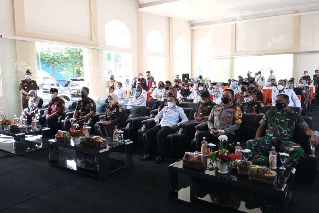 Kajati Jatim Resmikan Rumah Restorative Justice Kelurahan se-Kota Batu 2 Jajaran Forkompinda dan Kepala OPD, Camat dan Lurah Se-Batu yang turut hadir. (ws3) - Kajati Jatim Resmikan Rumah Restorative Justice Kelurahan se-Kota Batu
