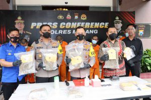 Jajaran Polres Malang, saat press conference penangkapan tersangka narkoba jenis sabu-sabu dan ganja. (ist) - Polres Malang Ringkus 9 Orang Sindikat Narkoba