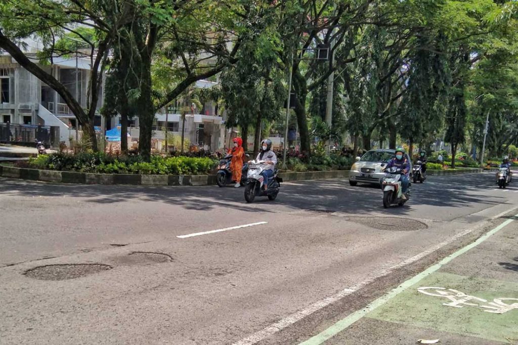 Jalan Veteran sisi seberang jalan UB yang terlihat berlubang sedang. (jaz) - Anggaran Habis, Jalan Berlubang Kota Malang Terancam Tak Bisa Diperbaiki