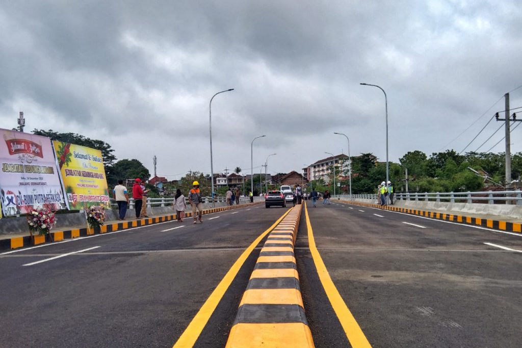 Jembatan Kedungkandang yang diresmikan satu tahun yang lalu. (jaz) - Capaian Kota Malang di HUT ke-108