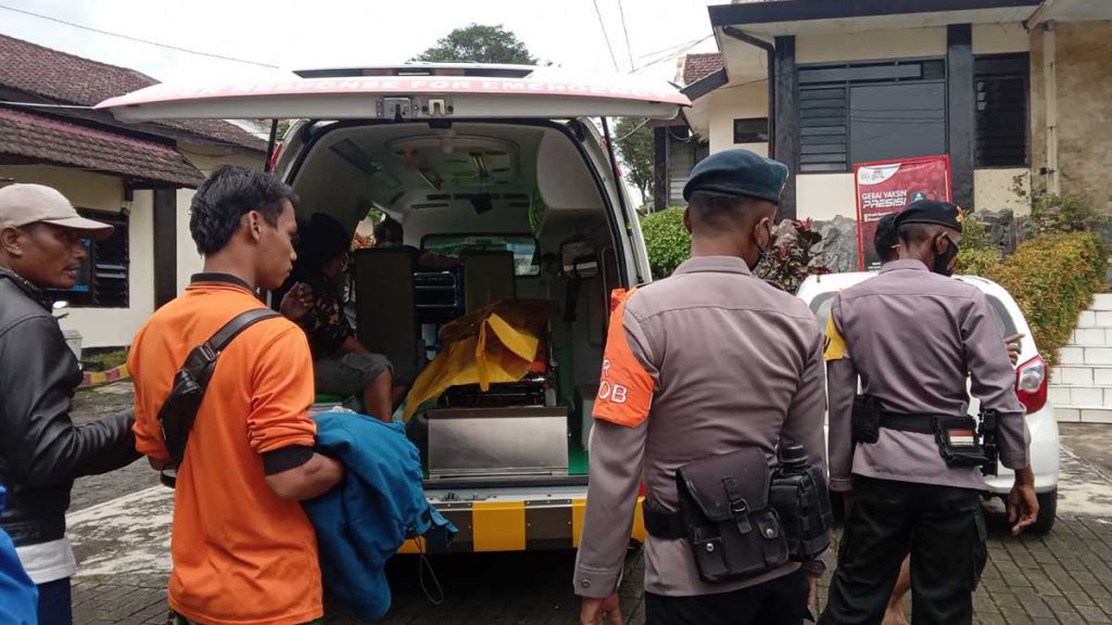 Jenazah Sa'ad (55) saat datang di Mapolsek Lawang, Rabu (9/3/2022). (bob) - Banjir dan Longsor di Lawang, Seorang Pengerajin Kayu Tewas