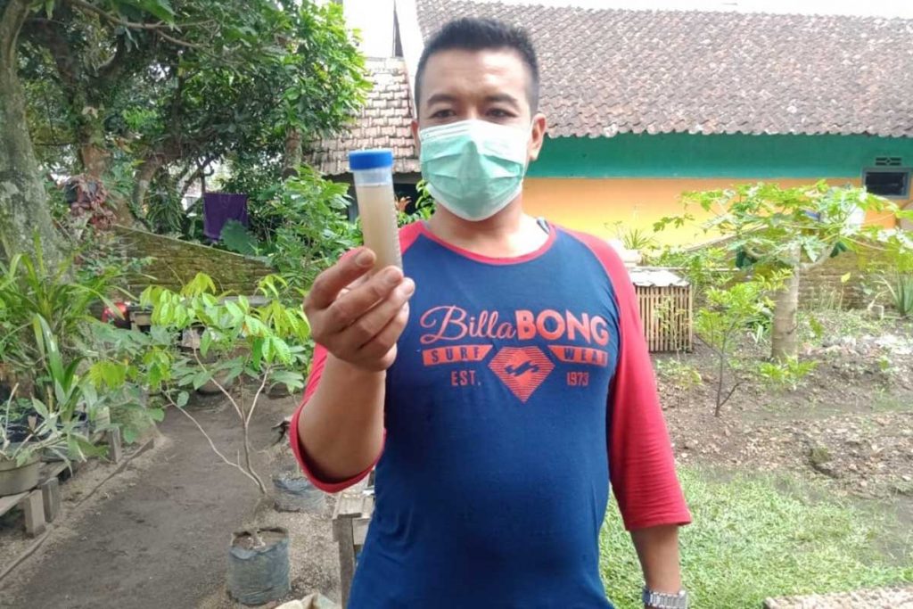 Jentik nyamuk ditemukan petugas. (ws4) - Kasus DBD Tinggi, BBTKLPP Survei Rumah Warga Polowijen - Temukan jentik nyamuk Aedes Aegypti