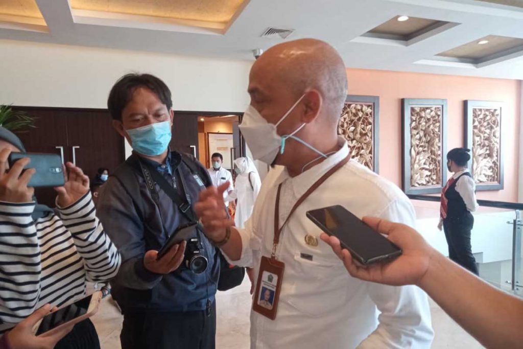 Kabag Layanan Pengadaan Barang dan Jasa, Drs.R Wijaya Saleh Putra, saat menjawab pertanyaan awak media. (ws4) - Wali Kota: Masih Ada Yang Nakal, Jangan Dicairkan! - Terkait Pengadaan Barang Dan Jasa Kota Malang