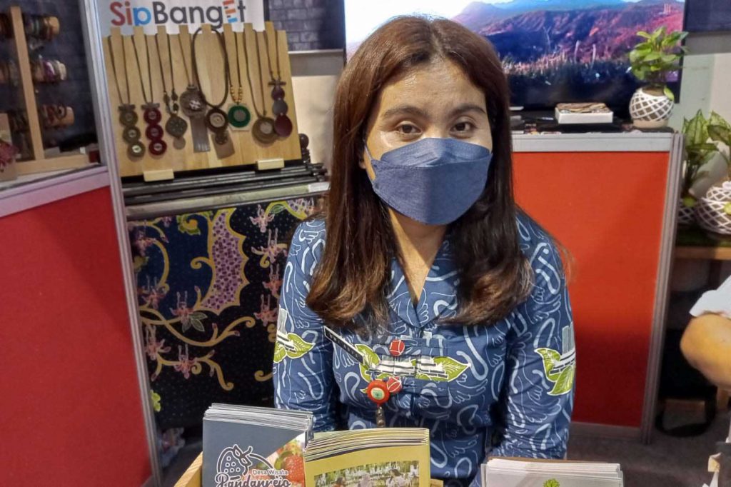 Kabid Pemasaran Pariwisata Disparta Batu, Dwi Nova Andriany. (ws3) - Mampir di Stand MCE Disparta Batu, Jawab Kuis, Bawa Pulang Doorprize