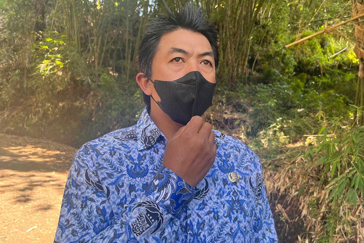 Kades Wiyurejo, Muflid Farid, saat menjawab pertanyaan awak media. (ws5) - Jembatan Alternatif Wiyurejo Tidak Diperhatikan, Hingga Telan Dua Korban