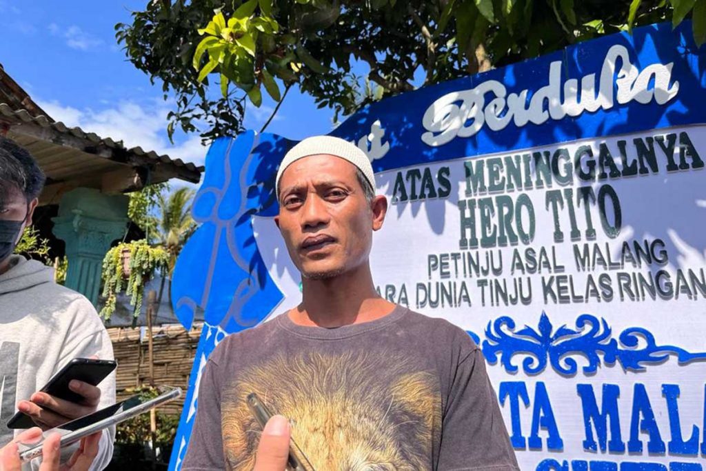 Kakak kandung Hero Tito, Siswanto saat menjawab pertanyaan awak media. (ws5) - Hero 'The Lion' Tito Belum Tuntaskan Renovasi Rumah dan Laga WBC Australia